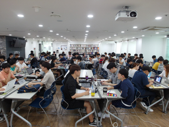 SW마에스트로 연수생들이 서울 역삼동 연수센터에서 팀별로 SW개발 프로젝트에 대해 논의하고 있다. IITP 제공